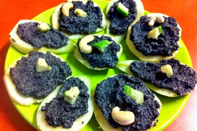 OVOCNÉ PLÁTKY S MAKOVO-AVOKÁDOVOU POMAZÁNKOU