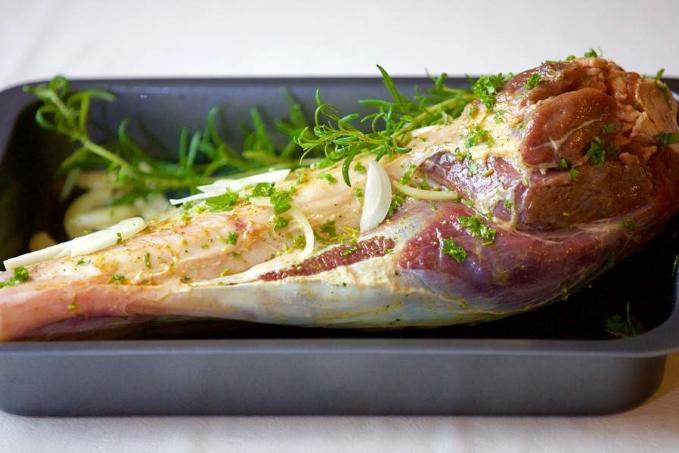 Jehněčí kýta pomalu pečená