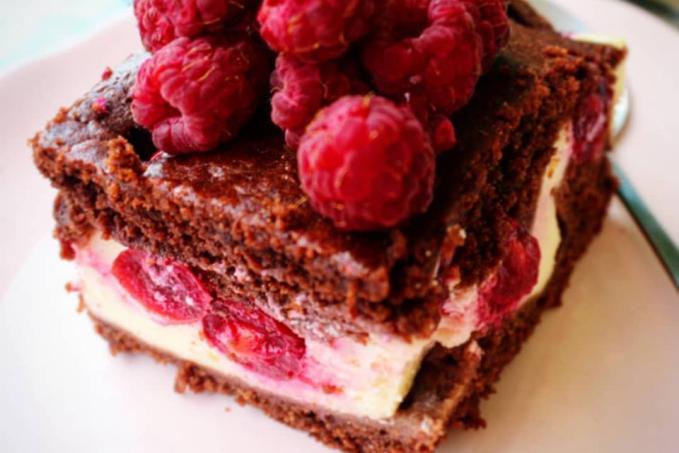 Višňová brownie buchtička