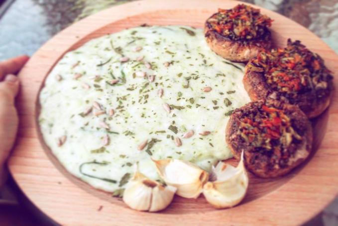 Pažítková #veggie omáčka a plnené steakové šampiňóny