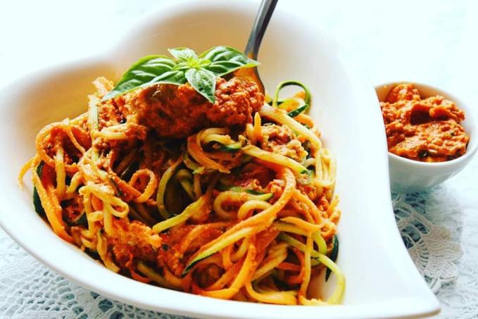 Mrkvovo - cuketkové nudličky  s rajčinkovo - bazalkovým pestom