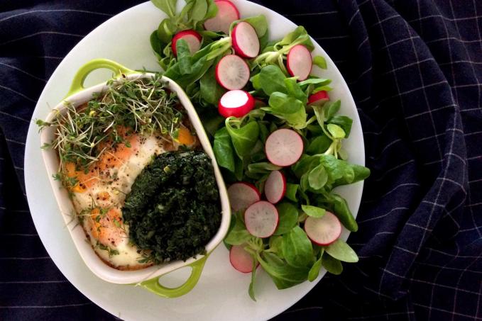 Pečená vejce se slaninou a šunkou s restovaným špenátem a syrovou zeleninou