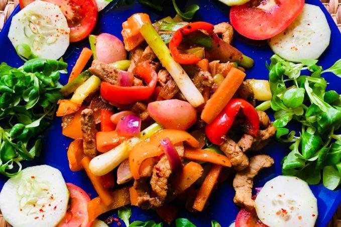 VEPŘOVÉ NUDLIČKY SE ZELENINOU