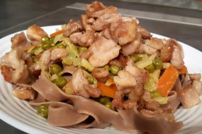 Špaldové fettuccine se zeleninou a křupavým kuřecím masem