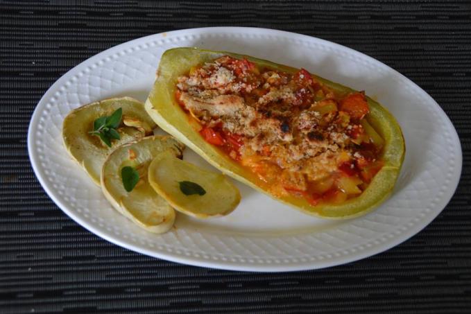 PEČENÁ CUKETA PLNĚNÁ RAJČATOVOU SMĚSÍ A SYPANÁ ROSTLINNÝM PARMAZÁNEM - LC