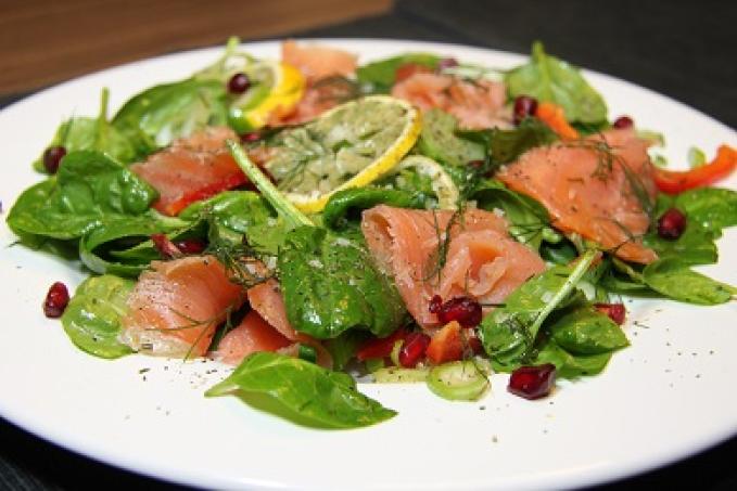 Špenátový salát s uzeným lososem