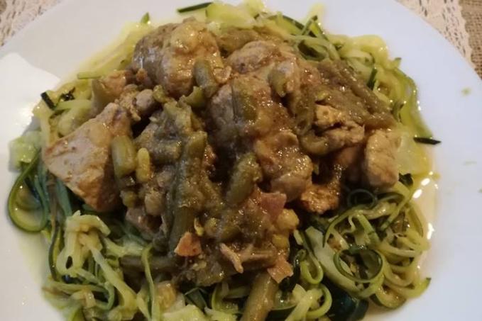 Vepřové kostky se zelenými fazolkami a cuketovými nudlemi - LC