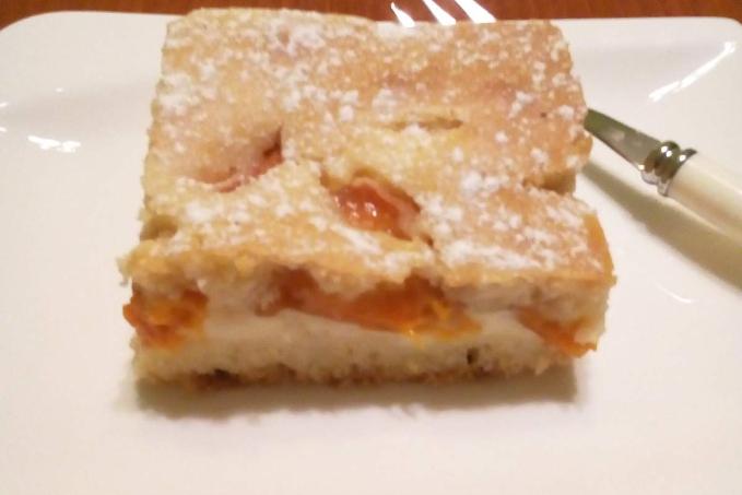 Koláč s tvarohem a meruňkami