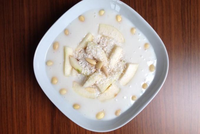 Kokosová kaše s hruškou a mandlemi