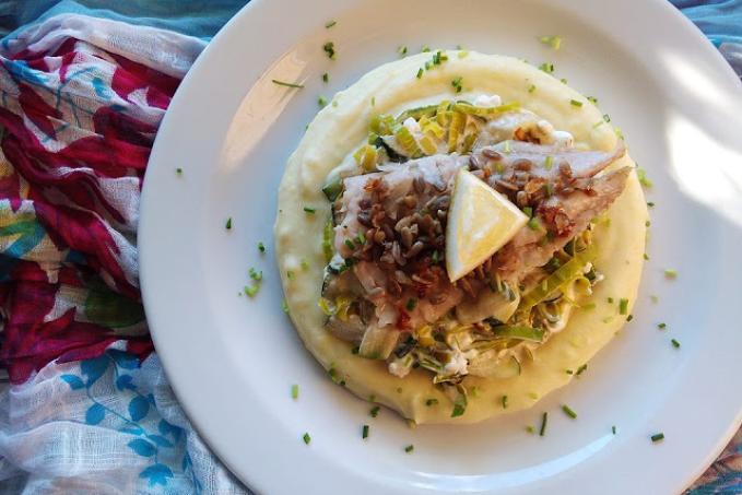 Tmavá treska se slunečnicovou krustou na pórkovo-cuketovém lůžku