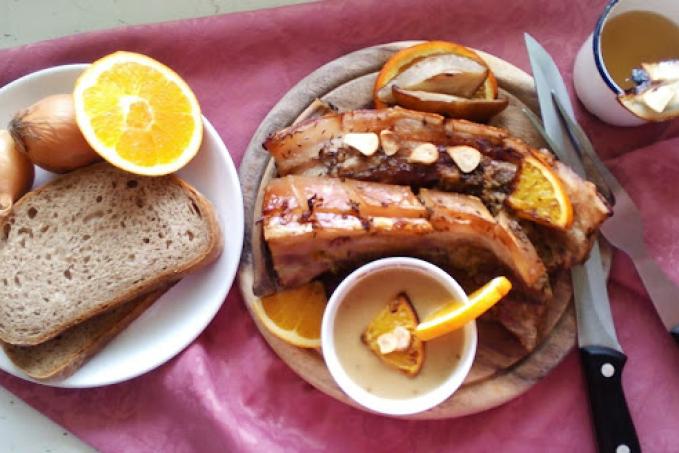 Vepřový bok pečený na jablkách a hruškách