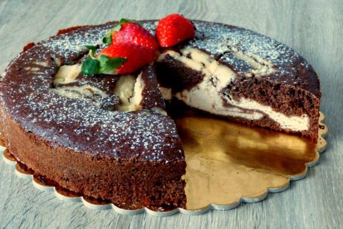 Prošívaný koláč s mandlovým tvarohem