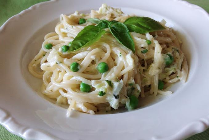 Smetanové špagety s hráškem