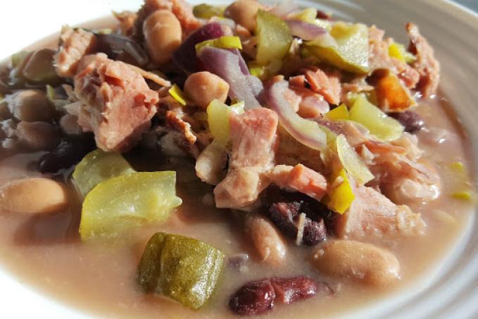 Fazole s uzeným masem a okurkou