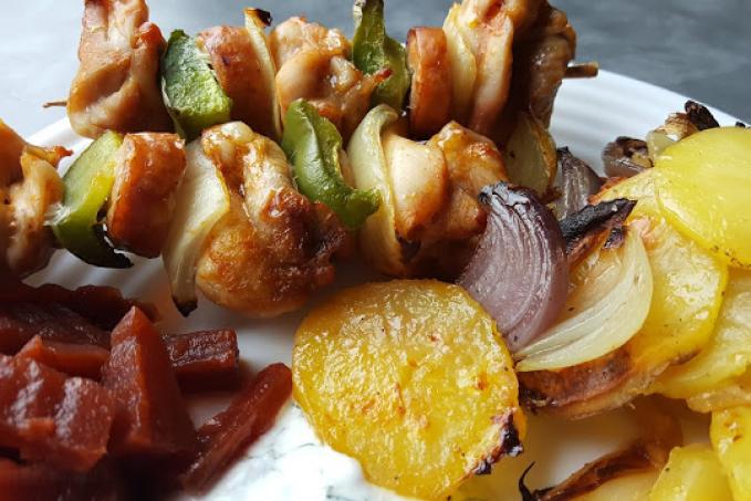 Kuřecí špíz pečený na cibulových bramborách