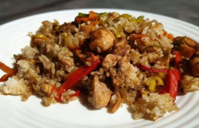 Pečená kari rýže s kuřecím masem