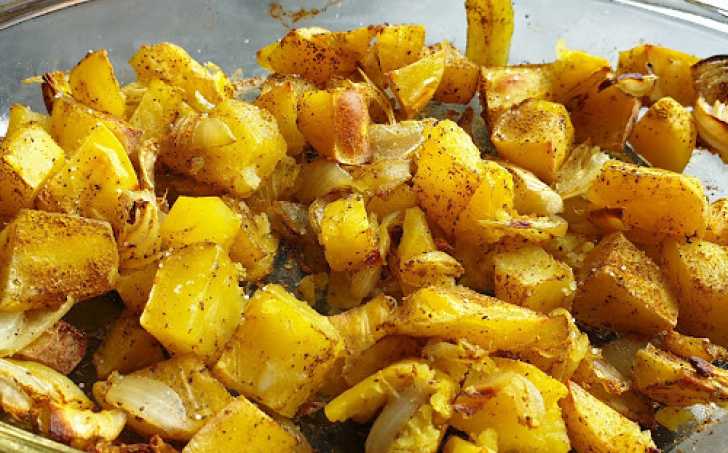 Pečené kari brambory