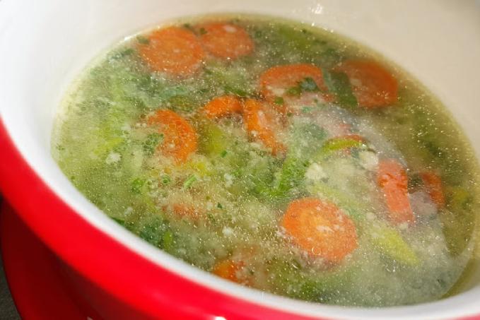 Zeleninová polévka s ovesnými vločkami a vejcem