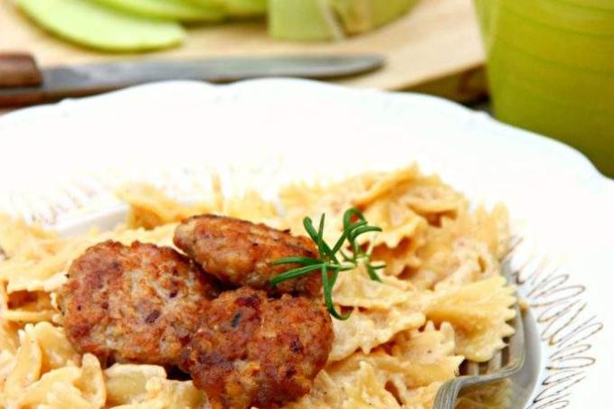 Těstoviny s kedlubnovou omáčkou a krůtími placičkami (od 1 roku)