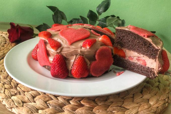 Kakaový dort s termixem, jahodami a marcipánovými srdíčky - LC