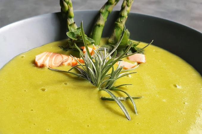 Chřestový krém s uzeným lososem