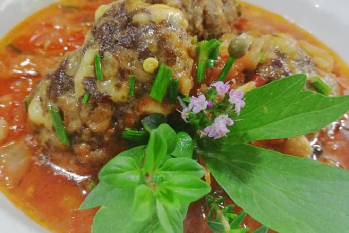 Hovädzie guličky zo syrom s rajčinovo zeleninovou omáčkou