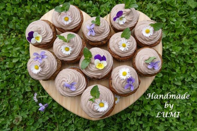cviklovo čokoládové muffiny s čoko krémom dozdobené jedlými kvetmi a čoko mätou