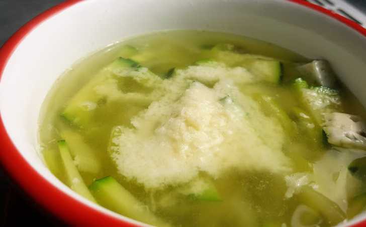 Rychlá zeleninová polévka s dvěma druhy sýra