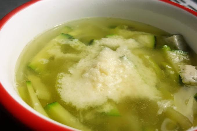 Rychlá zeleninová polévka s dvěma druhy sýra