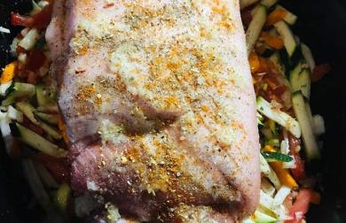 Pomalený bůček s kostí na cuketě, fenyklu, mrkvi a rajčatech