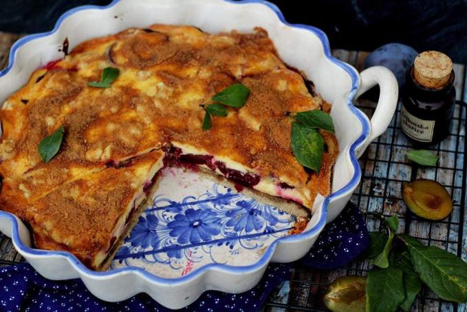 Rakouský koláč švestky v peřince