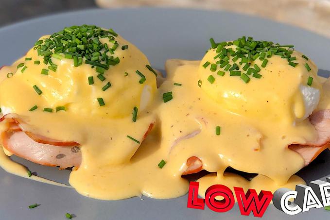Vejce Benedikt s low carb s pečivem