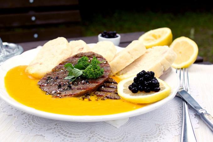 Veganská svíčková omáčka se smetanou, Robi steakem a domácím houskovým knedlíkem