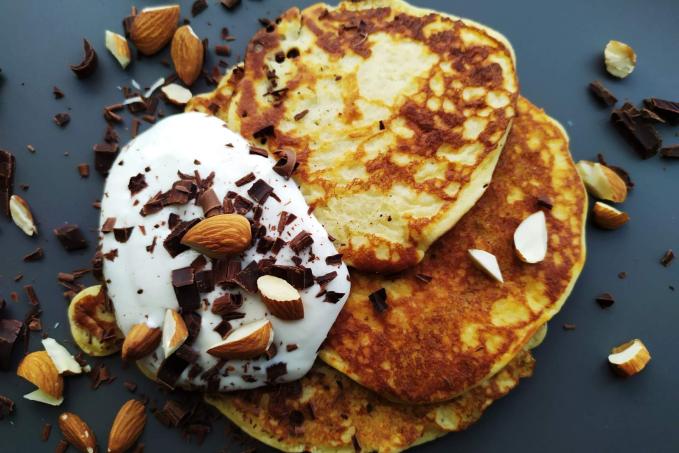 Low carb lívance z kokosové mouky s čokoládou a mandlemi