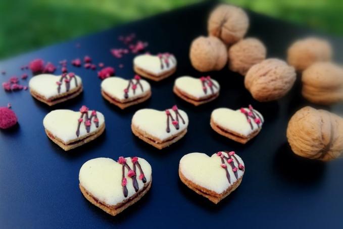 Ořechová srdíčka se žloutkovou polevou - LC