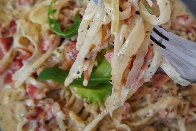 Špagety z bílé ředkve se slaninou a sýrovou omáčkou - LC