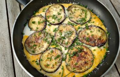 Omeleta s lilkem a lanýžovým olejem