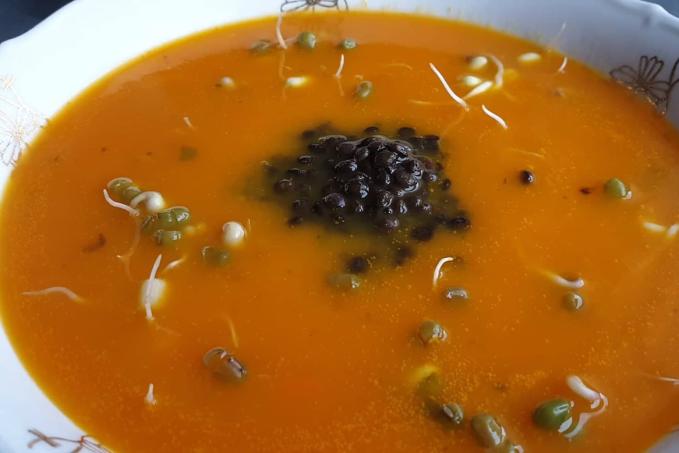 Mrkvová polévka s černou čočkou