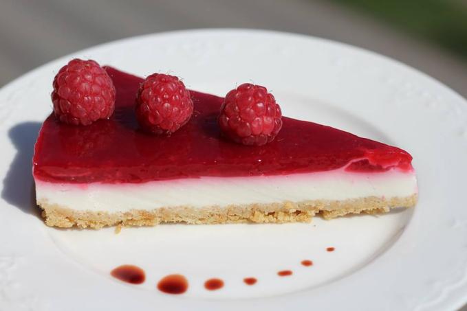 Nepečený jogurtový cheesecake s malinovým želé