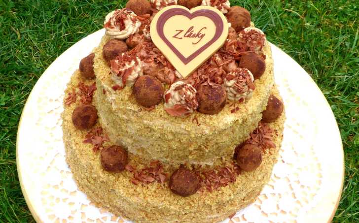 Kešu-arašídové čokoládové kuličky ve skořicovo-kakaovém kabátku