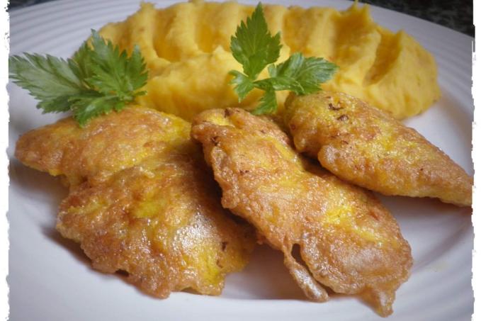 OBRÁCENÉ KUŘECÍ ŘÍZEČKY A BRAMBOROVO-DÝŇOVÉ PYRÉ