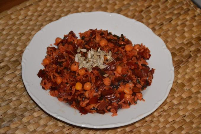 CIZRNOVÝ SALÁT S RÝŽÍ A LISTY ČERVENÉ ŘEPY