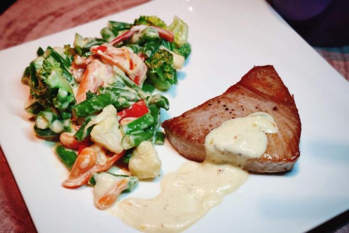 Steak z tuňáka se smetanovou zeleninou LC