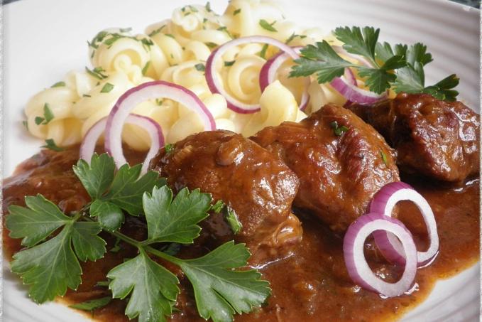 PIVNÍ GULÁŠEK Z POMALÁČKU A TĚSTOVINY FUNGHETTO