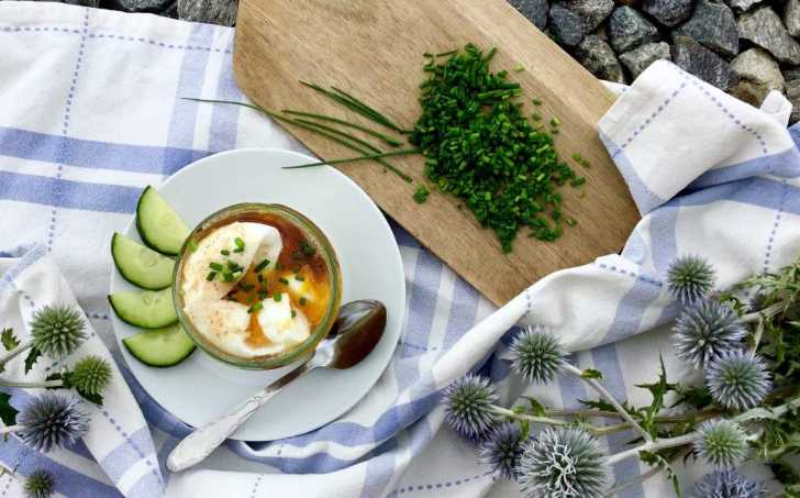 Vejce do skla s hnědým máslem