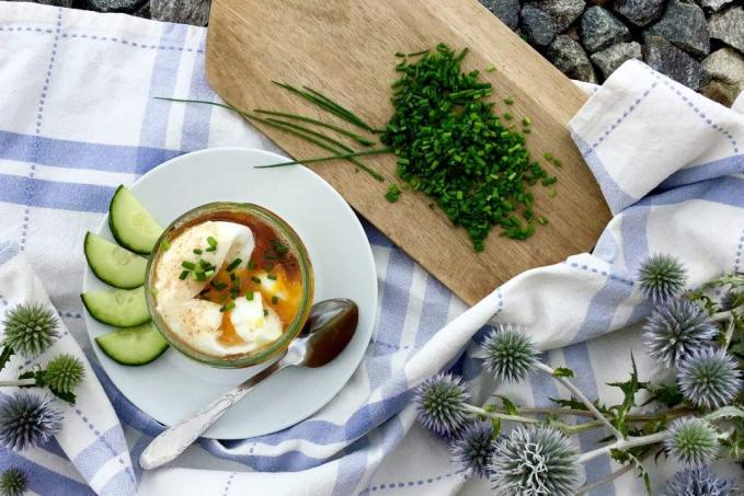 Vejce do skla s hnědým máslem