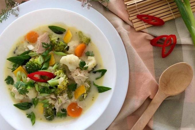 Asijská kuřecí polévka s kokosovým mlékem a zeleninou