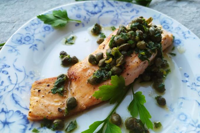 Losos s petrželkovým máslem a kapary