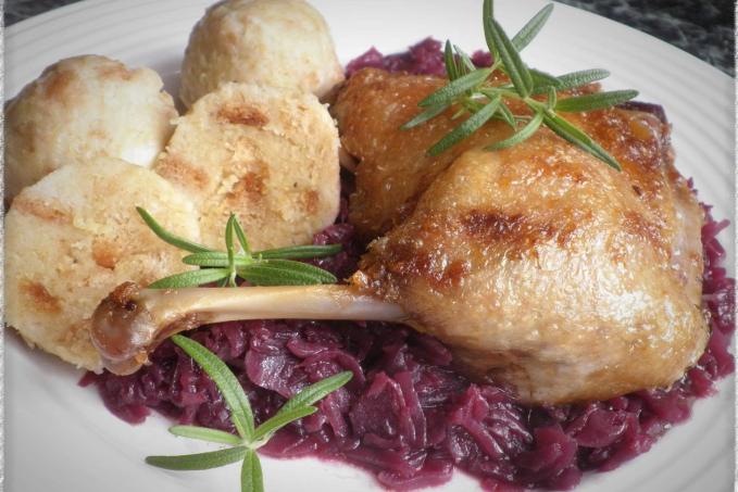 KONFITOVANÉ KACHNÍ STEHÝNKO S ČERVENÝM ZELÍM A BRAMBOROVO-HOUSKOVÝMI KNEDLÍKY