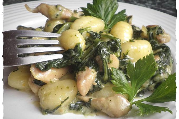 BRAMBOROVÉ GNOCCHI SE ŠPENÁTEM A KUŘECÍM MASEM